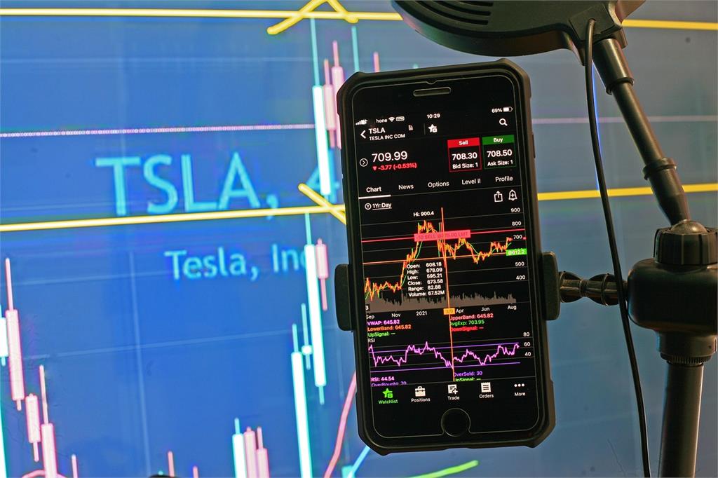 Elon Musk and Trump Clash Again! Formation of 'American Party' Causes Tesla Stock to Plunge 7%