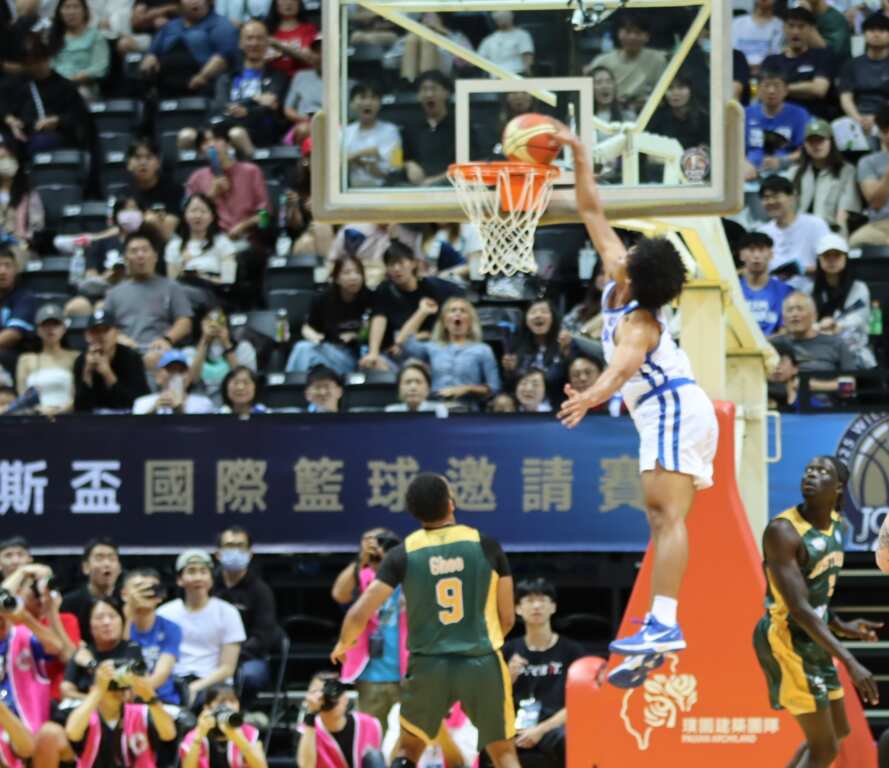 Jones Cup: Chinese Blue Team Overwhelms Australia by 34 Points, the He Brothers Shine