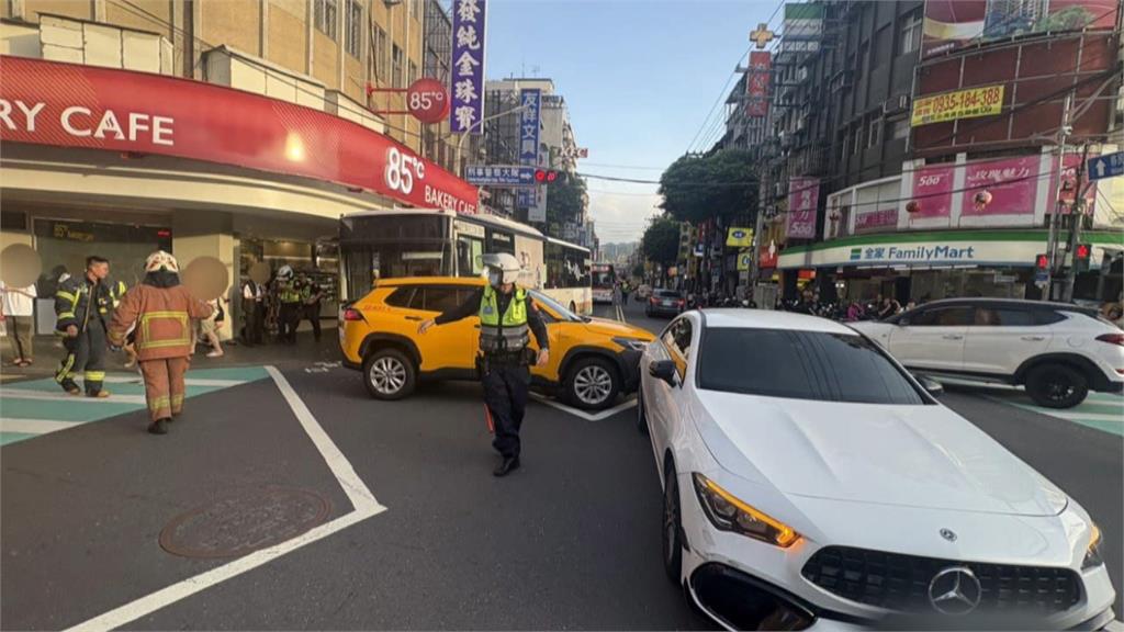 Bus Driver in New Taipei Strikes Three Vehicles, Female Passenger Dies Due to Suspected Dizziness