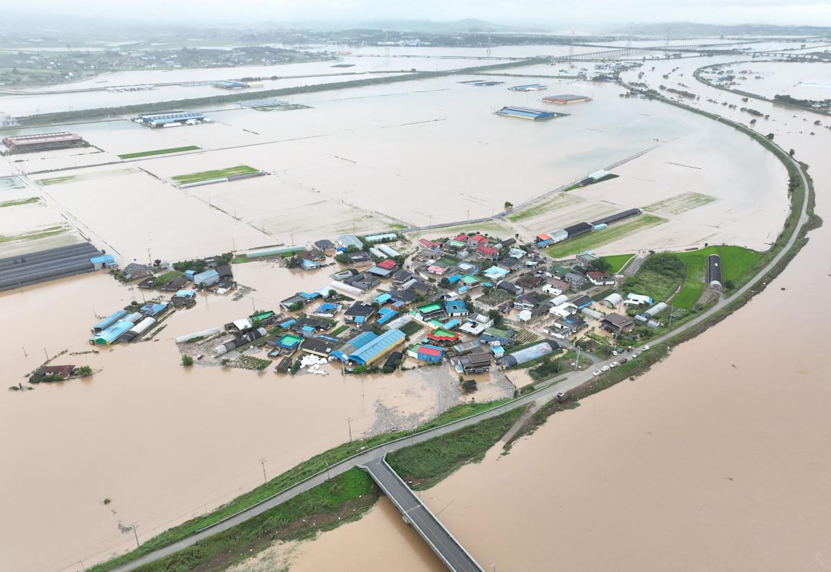 Severe Rain in Southwestern Korea Leads to 2 Deaths, Retaining Wall Collapses in 9 Seconds Buried a Car