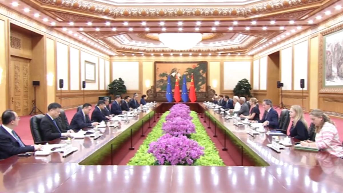 Xi Jinping Meets EU President, Emphasizes China-Europe as International 