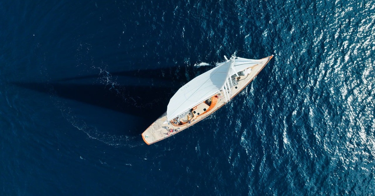 US Sailing Accident: Collides with Breakwater and Sinks, 10 Crew Members Dramatically Rescued from the Sea