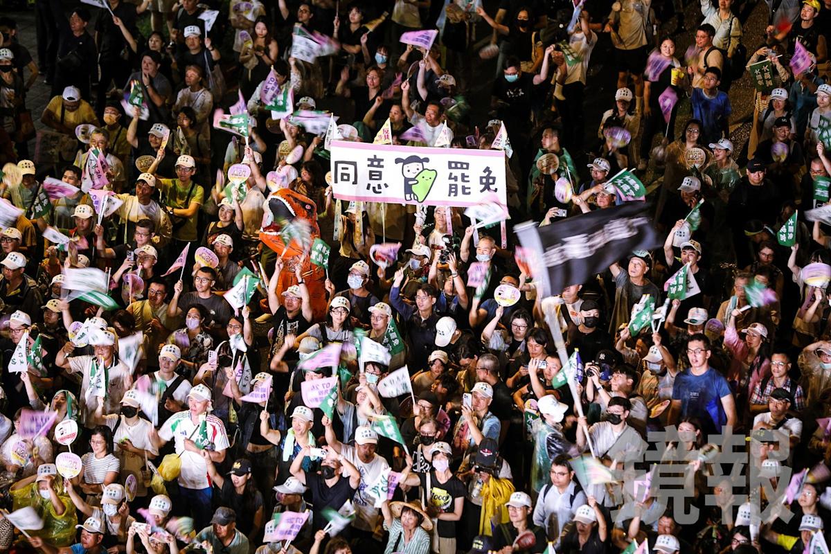 Crowds Gather on the Eve of the Referendum Group Election; Li Wen-cheng Highlights Confusion Over Choices Between China and Taiwan